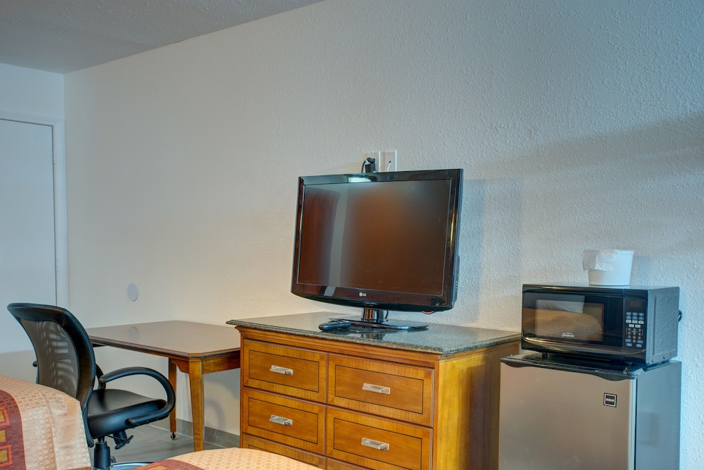 Standard Room, 2 Queen Beds, Non Smoking, Refrigerator & Microwave - Photo 11