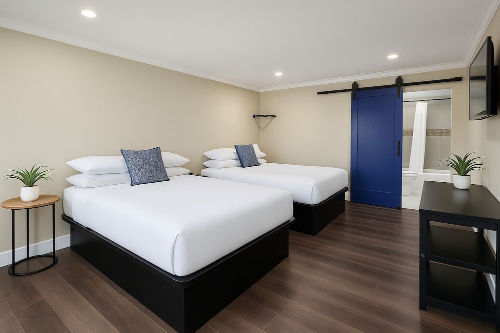 Premium Quadruple Room, 2 Queen Beds, Accessible Bathtub, Non Smoking photo 1