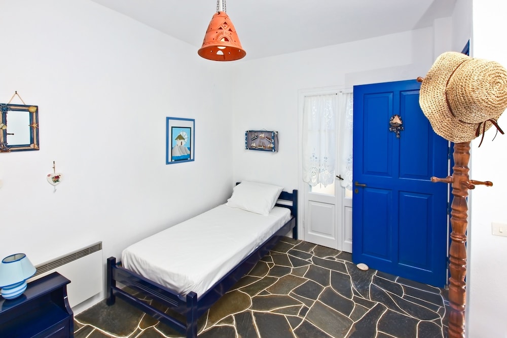 Traditional House, 2 Bedrooms photo 2