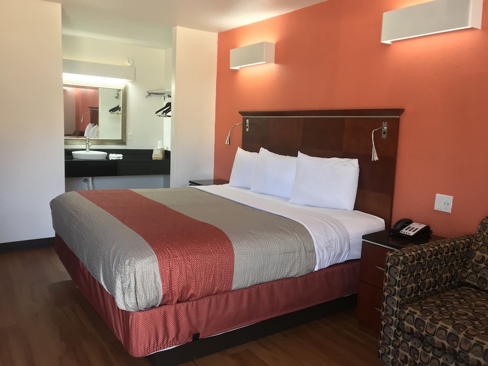 Standard Room, 1 King Bed, Non Smoking, Refrigerator & Microwave - Photo 17