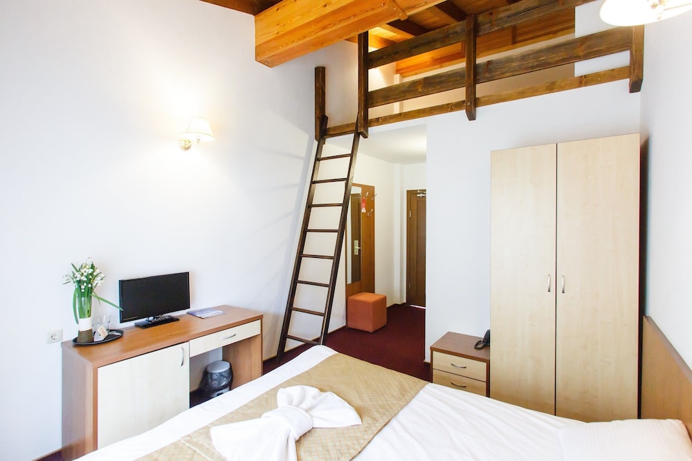 Double or Twin Room (with extra bed) photo 1