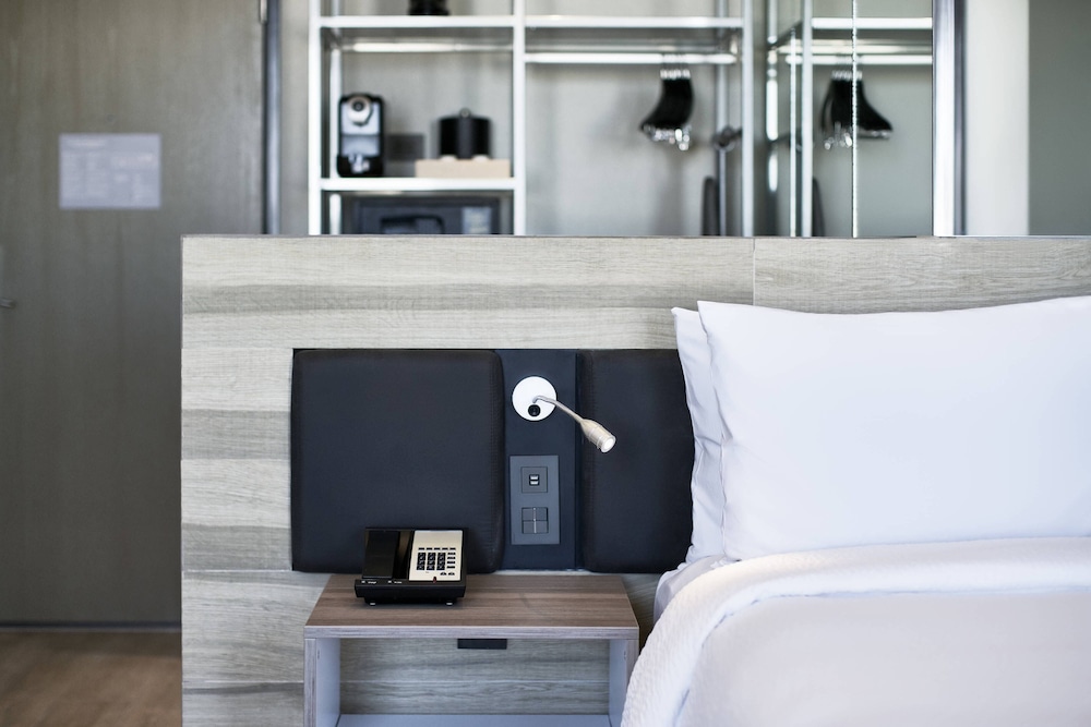 Junior Suite, 1 King Bed, Bathtub, Sea View photo 2