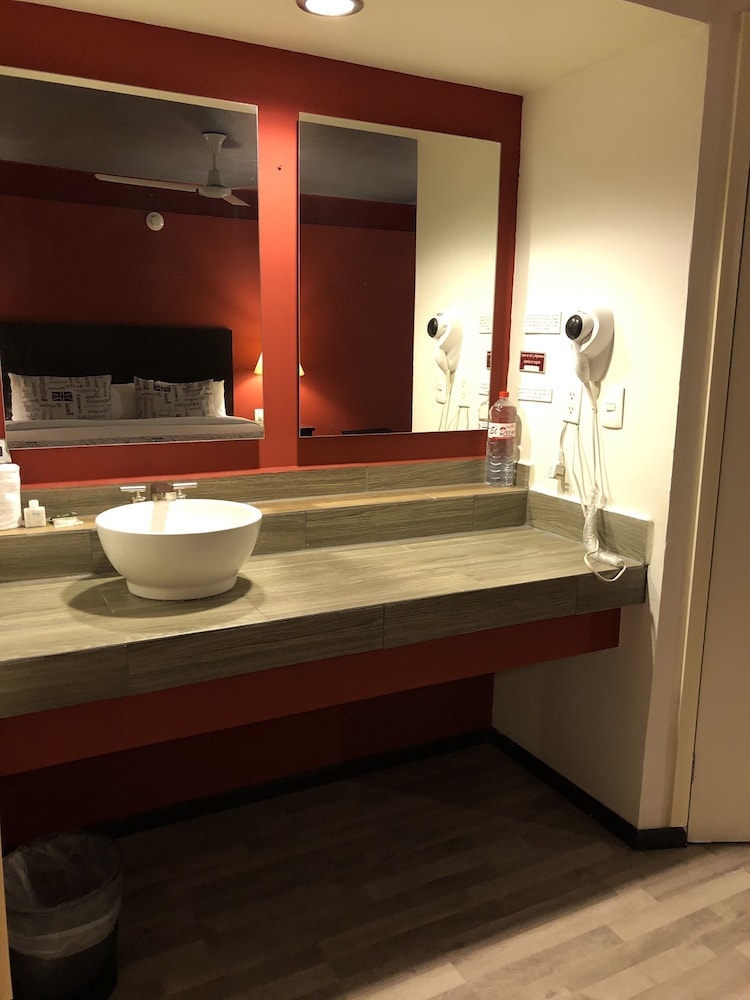 Executive Room, 1 King Bed, Refrigerator photo 2