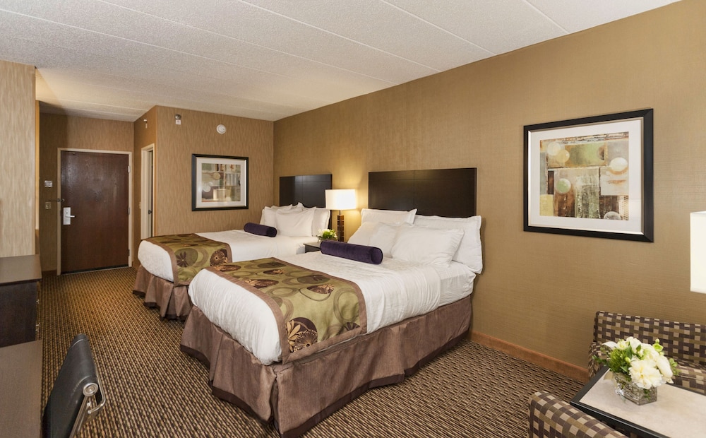 Deluxe Room (2 Queens with Sofa bed Lakeview) photo 3