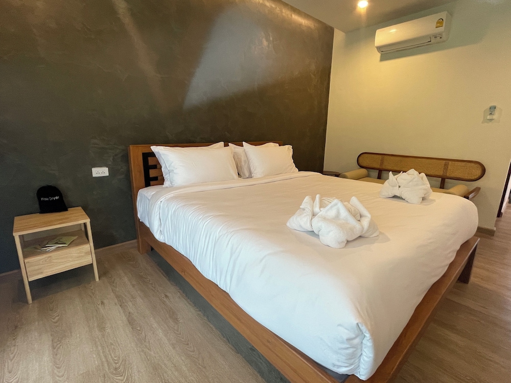 Deluxe Double Room, 1 King Bed, Balcony, Mountain View