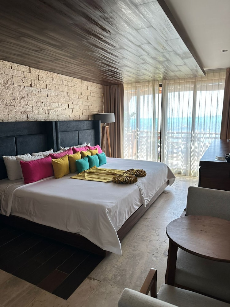 Luxury Junior Suite Extra Large King Bed Ocean View With Balcony
