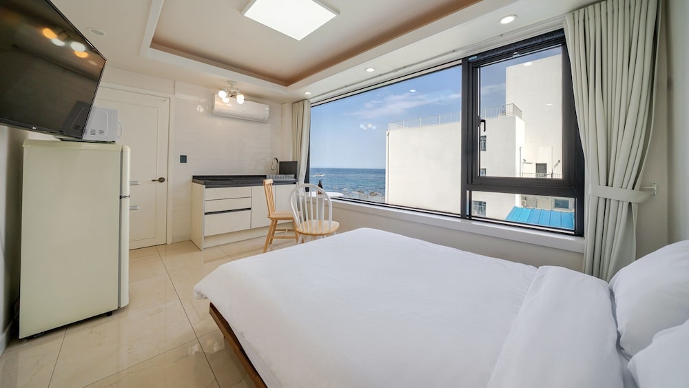 Basic Room, 1 Bedroom (Room 405(Half Ocean View/Private BBQ))