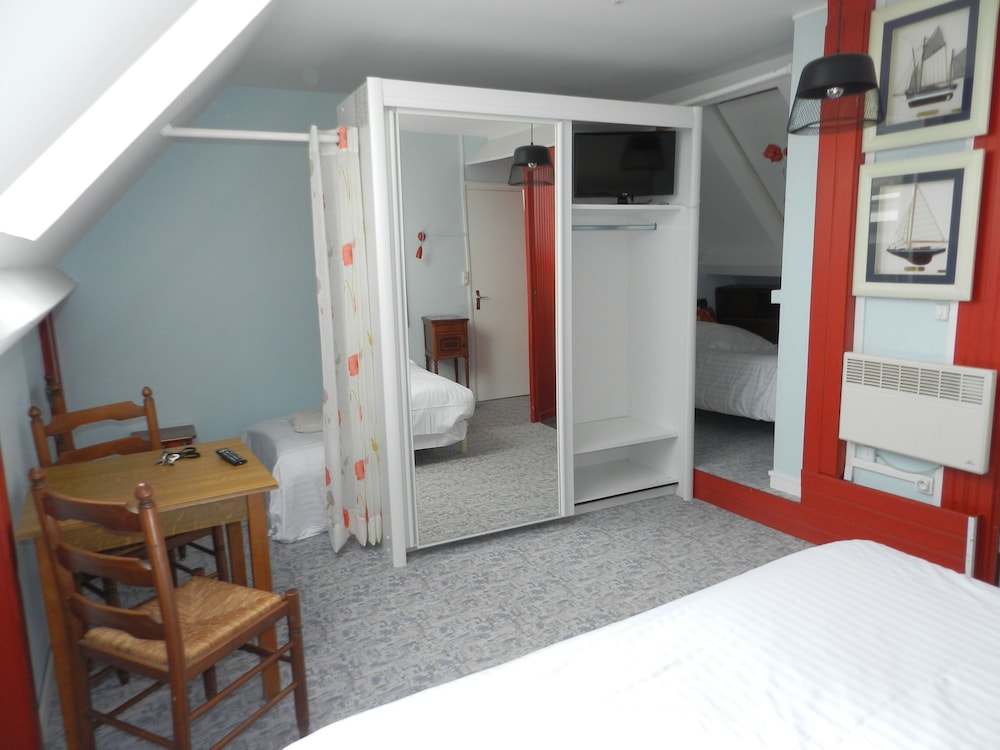 Room with SKYLIGHT and with Twin Bed photo 3