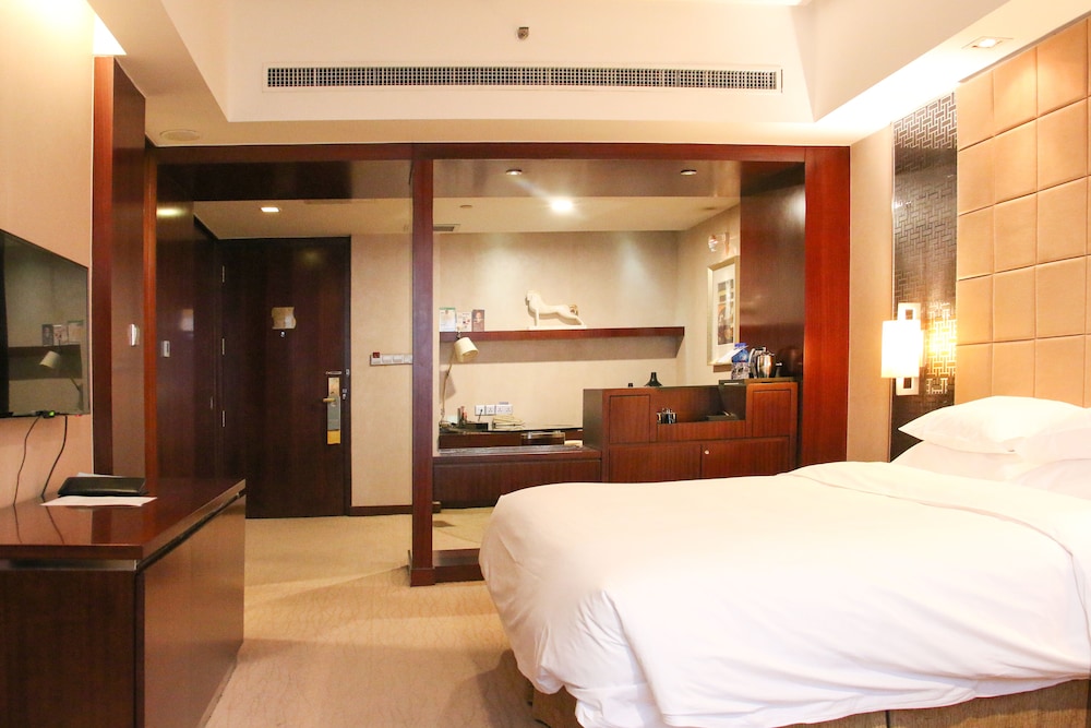 Premium Room, 1 King Bed - Photo 3