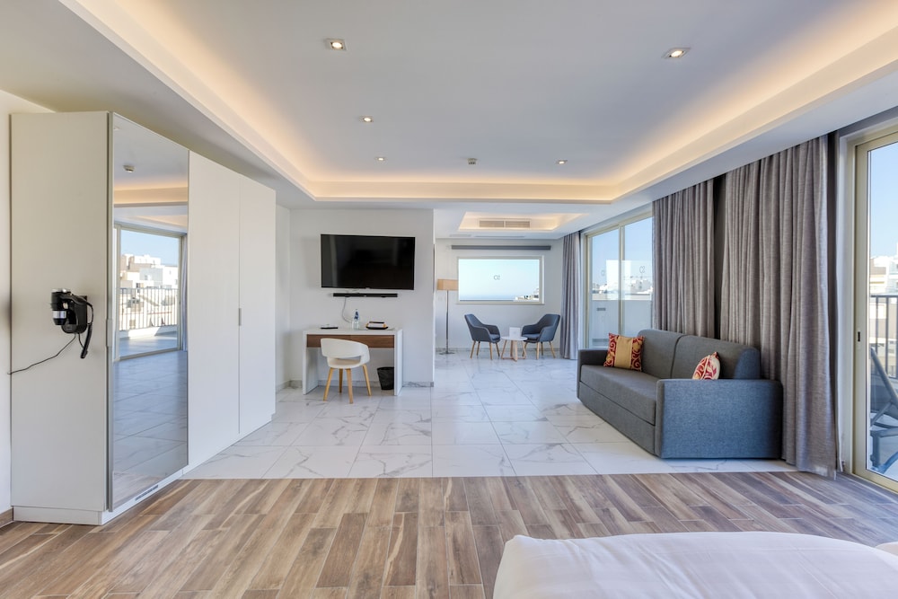 Luxury Suite - Photo 12