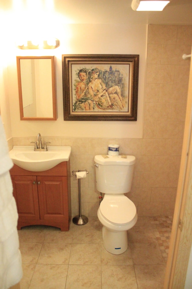 Basic Single Room, 1 Queen Bed photo 2