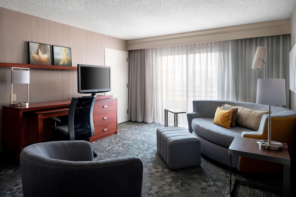Suite, Multiple Beds (Balcony Poolview) photo 2
