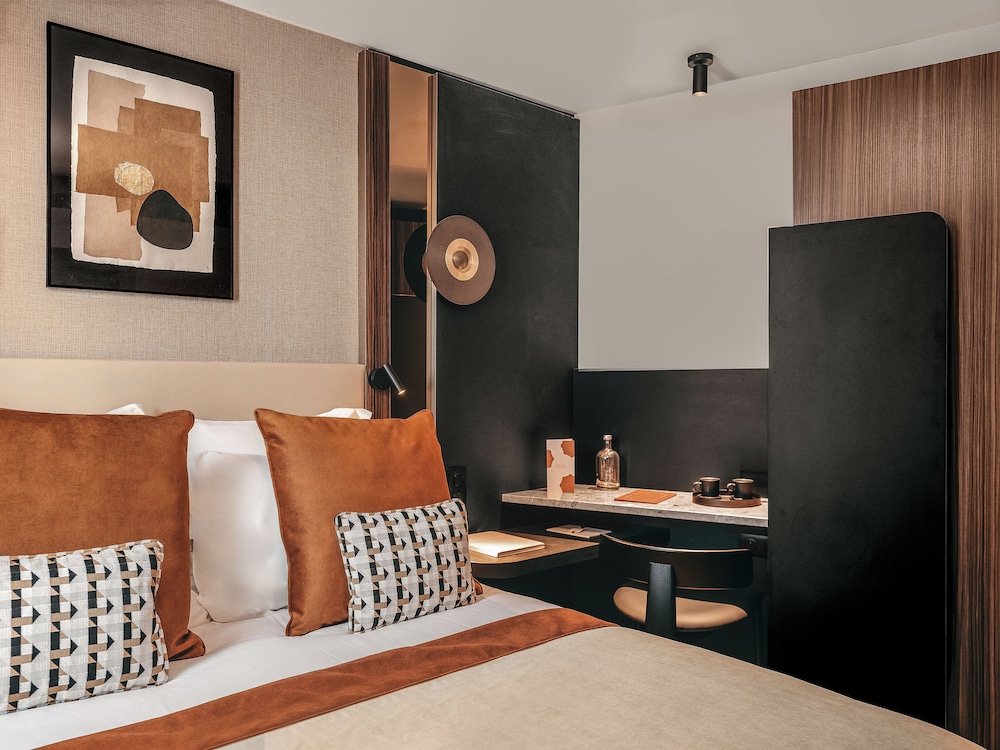 Classic Double Room - Free Sauna and Gym Access photo 2