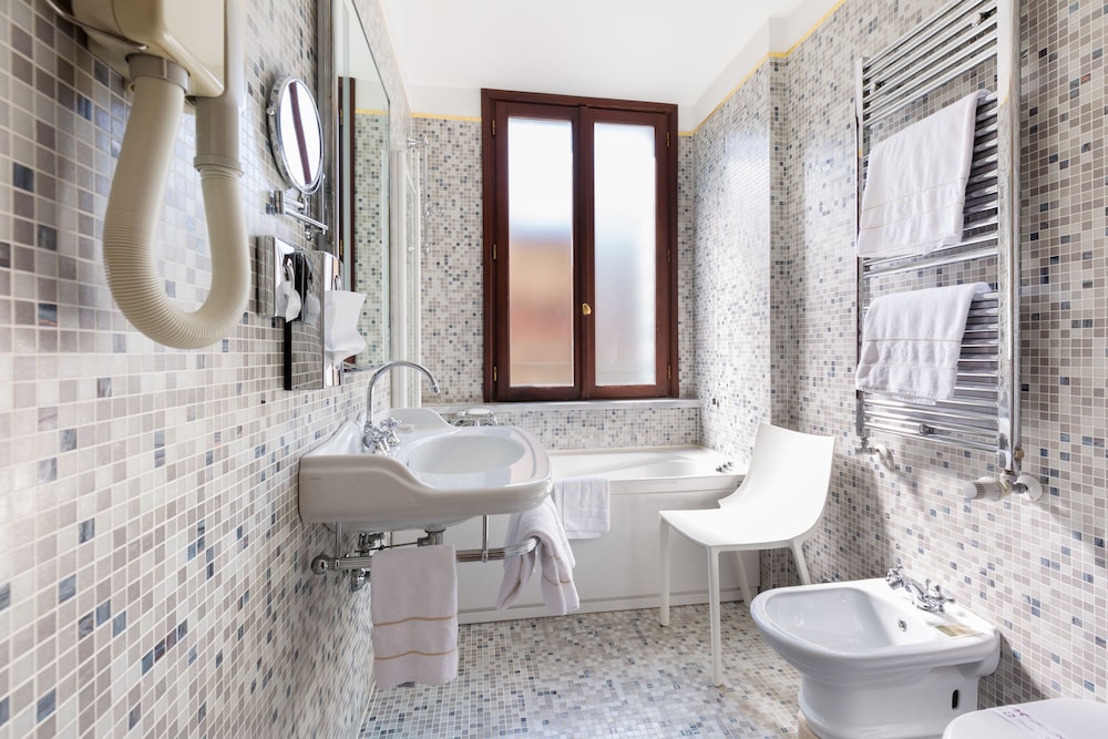 Exclusive Suite, Canal View thumbnail 5