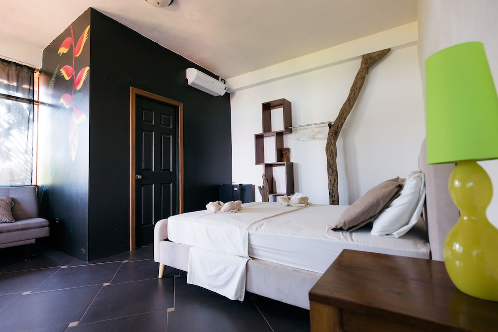 Design Double Room, 1 Queen Bed with Sofa bed, Balcony, Ocean View photo 2