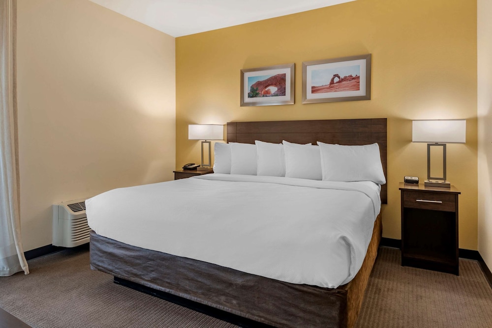 Suite, 1 King Bed, Non Smoking (Efficiency, Upper Floor)