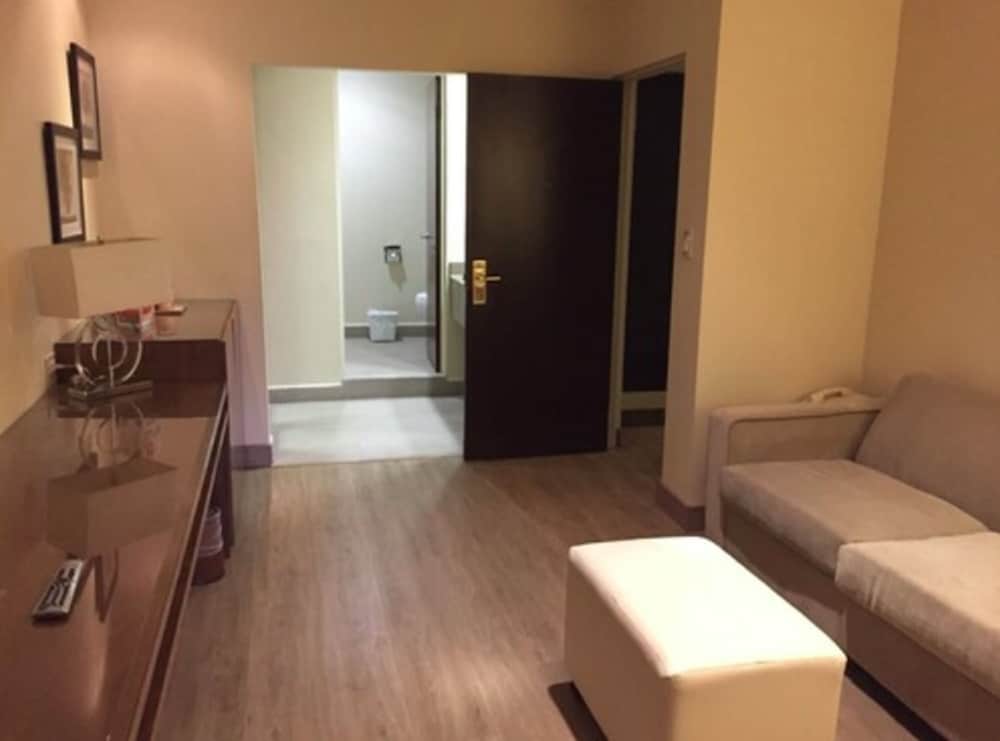 Room - Photo 5