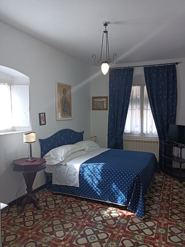 Economy Double Room (Beach Access Not Included) - Photo 1