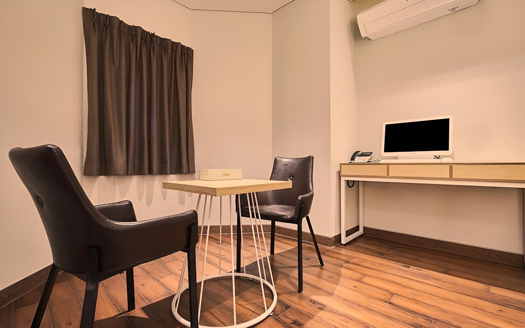Room (Premium) - Photo 7