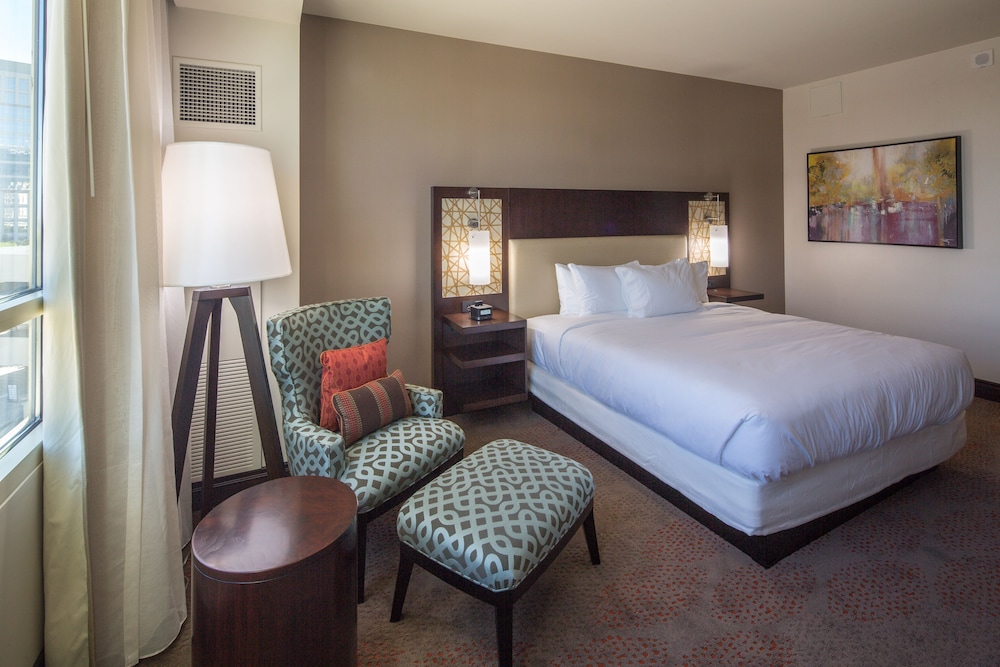 Junior Suite, 1 King Bed, Accessible, Non Smoking (Deluxe) photo 2