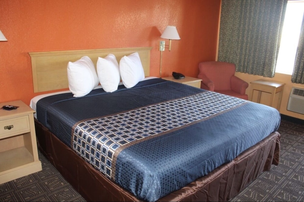 Classic Room, 1 King Bed photo 2