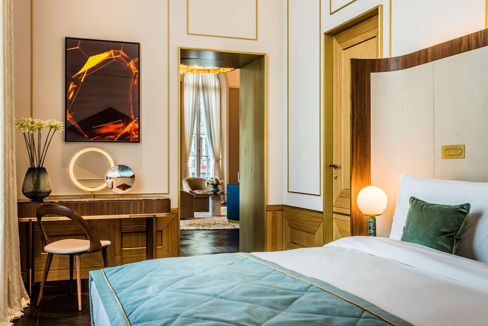 Suite, 1 King Bed (Heritage)
