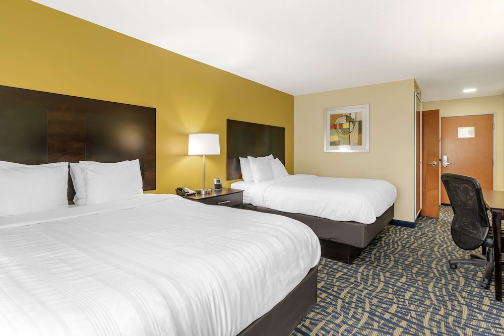 Standard Room, 2 Queen Beds, Non Smoking, Refrigerator & Microwave - Photo 3