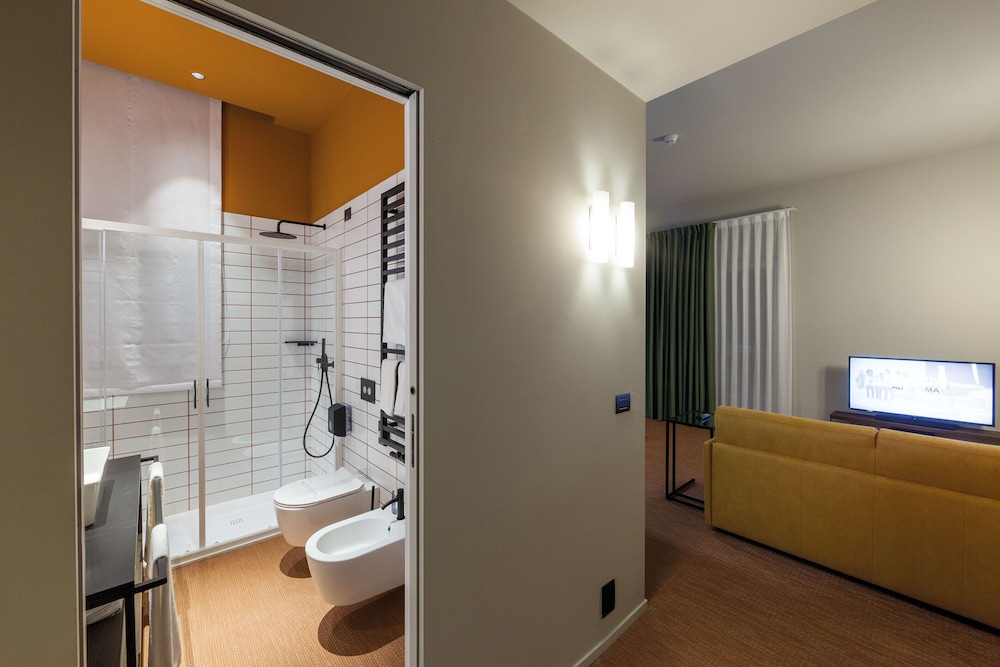 Family Room, 1 Queen Bed, Non Smoking, Balcony (with Two Single SofaBeds) - Photo 10