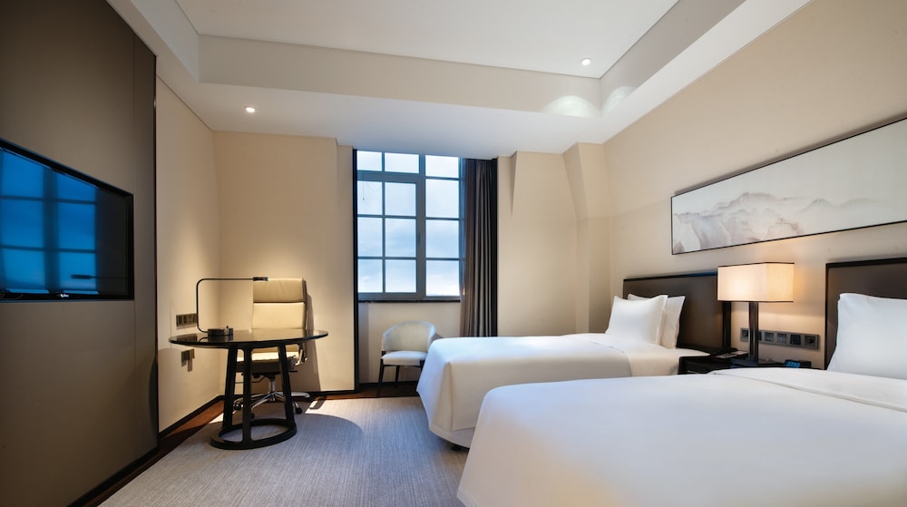 Standard Room, 1 King Bed, Balcony