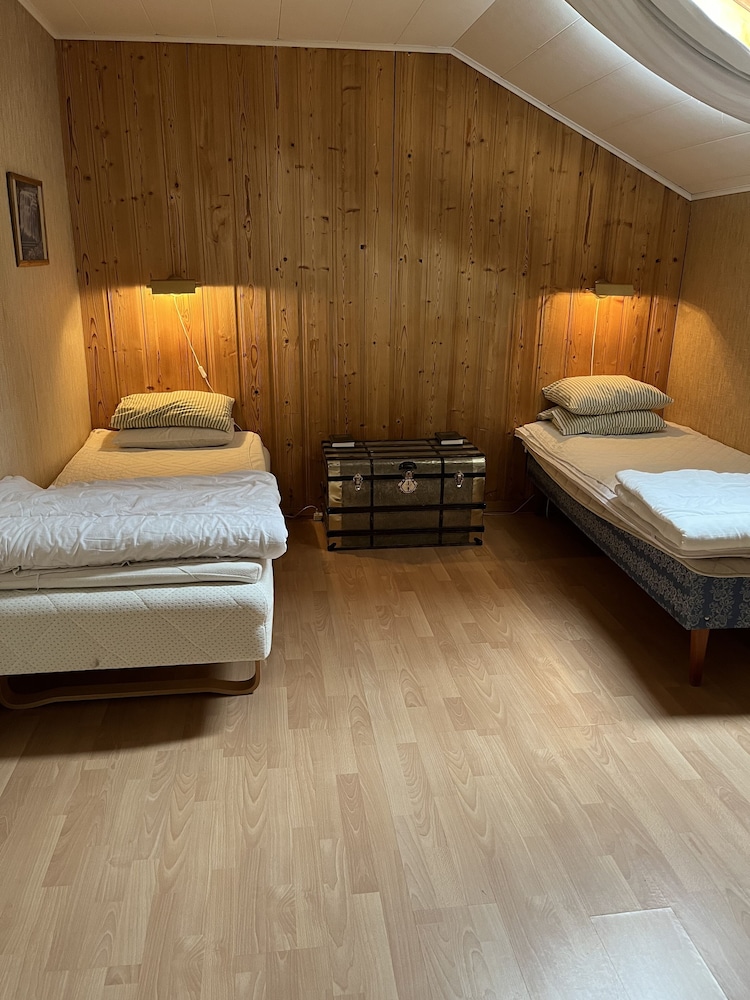 Basic Twin Room, 2 Twin Beds, Shared Bathroom (No pets allowed) photo 1