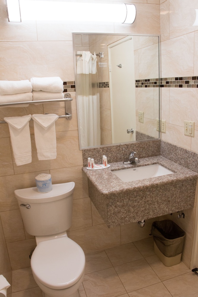 Room, Multiple Beds, Smoking (Mobility/Hearing/Roll-In Shower) - Photo 9