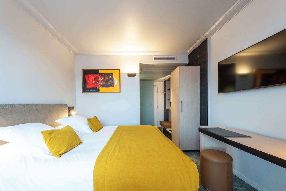 Superior Room, 1 King Bed, Smoking - Photo 2