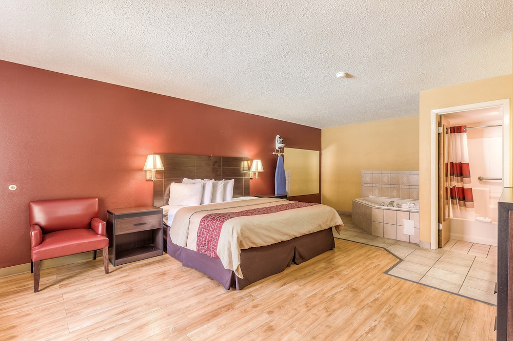 Superior Room, 1 King Bed, Non Smoking, Jetted Tub - Photo 4