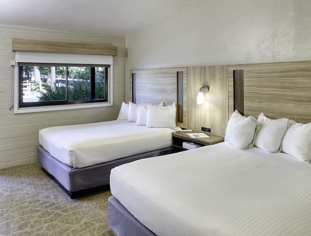 Room, 2 Queen Beds (West, Sorry No Pets) thumbnail 6