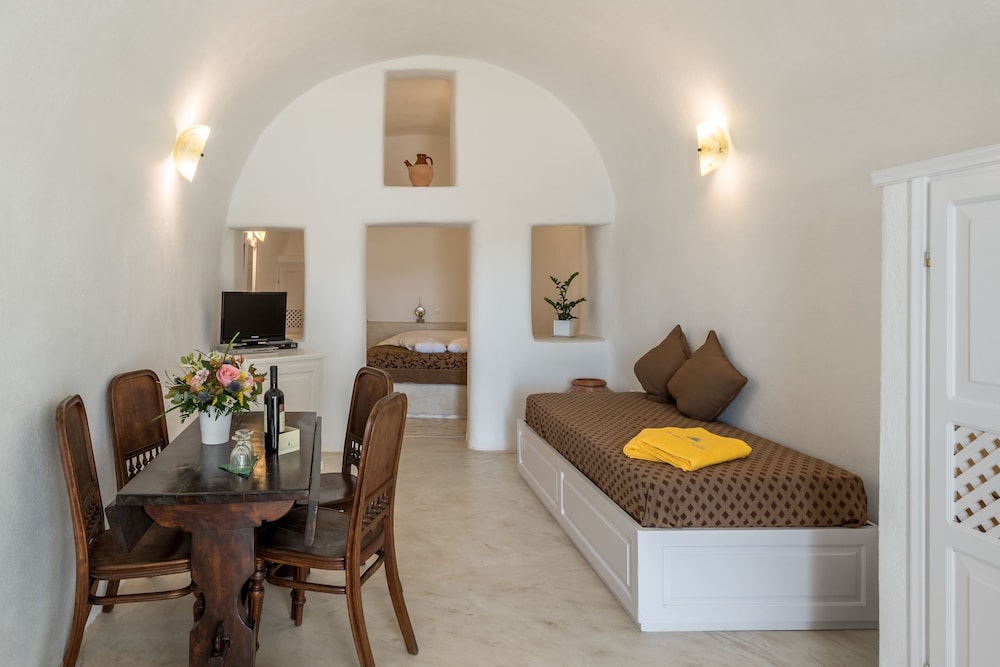 Family Suite, Jetted Tub (Caldera View) - Photo 7
