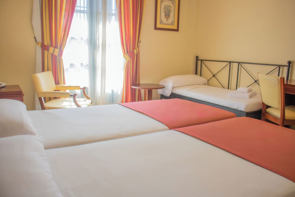 Double or Twin Room (extra bed) - Photo 3