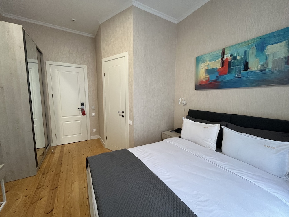Economy Room, 1 Queen Bed