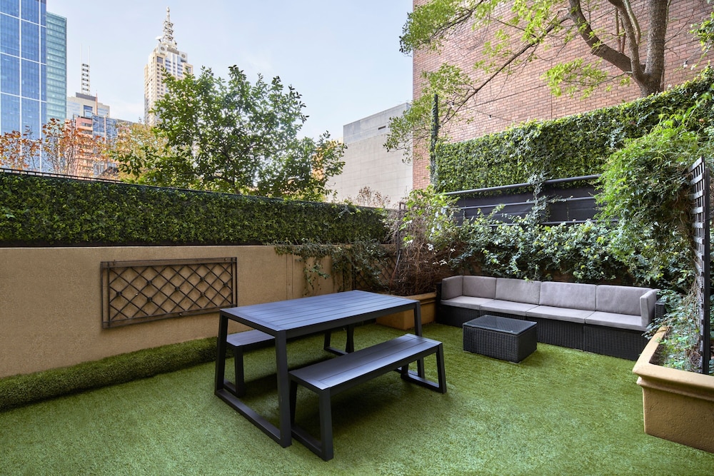 Premier Room, 2 Double Beds, Courtyard View - Photo 4