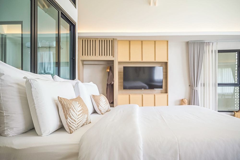 Premier Room, 1 King Bed - Photo 16