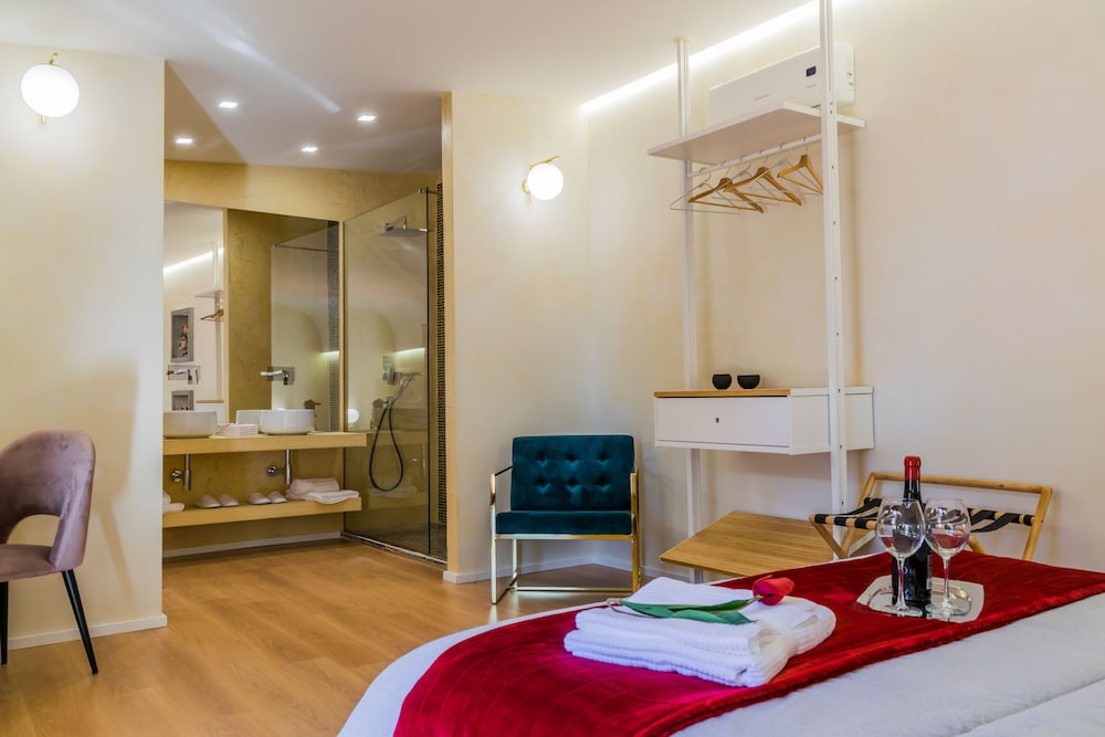 Deluxe Suite - Photo 6
