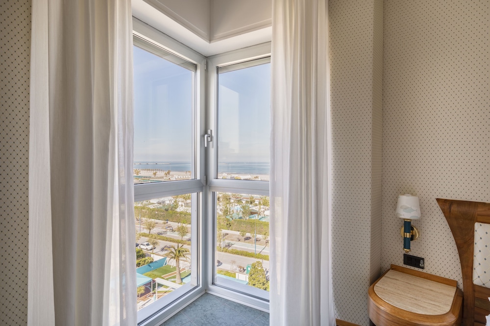 Standard Quadruple Room, Non Smoking, Beach View - Photo 1