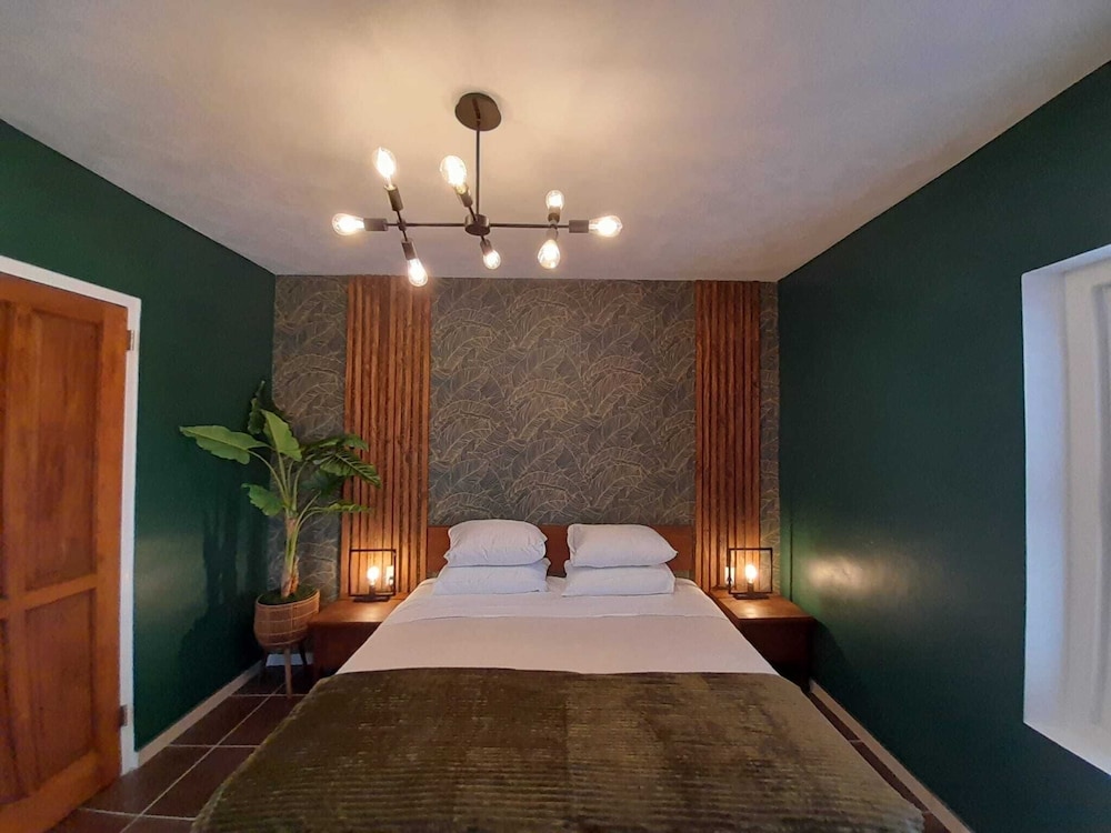 Classic Room, 1 King Bed - Photo 1