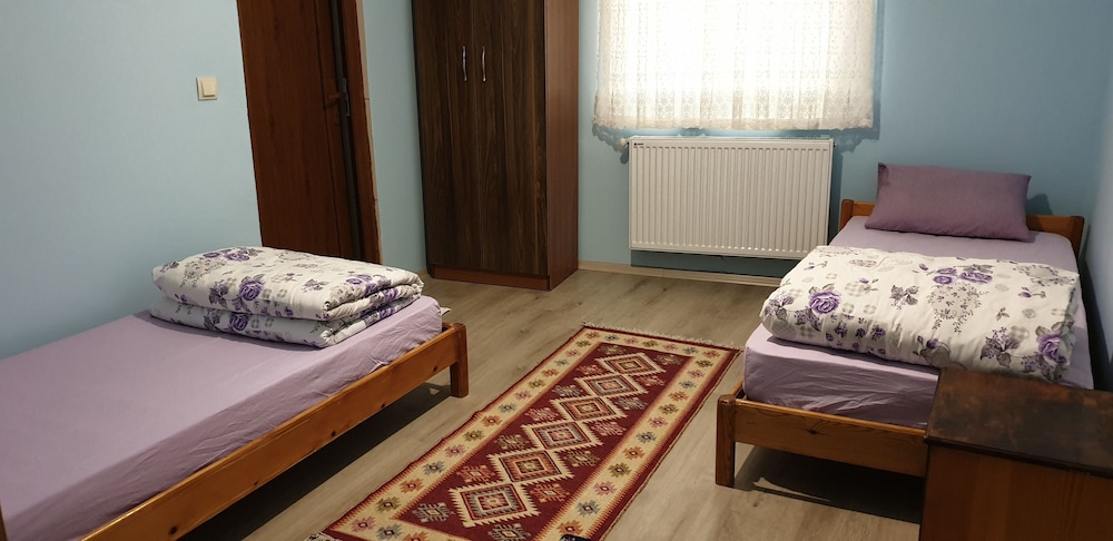 Economy Twin Room photo 3