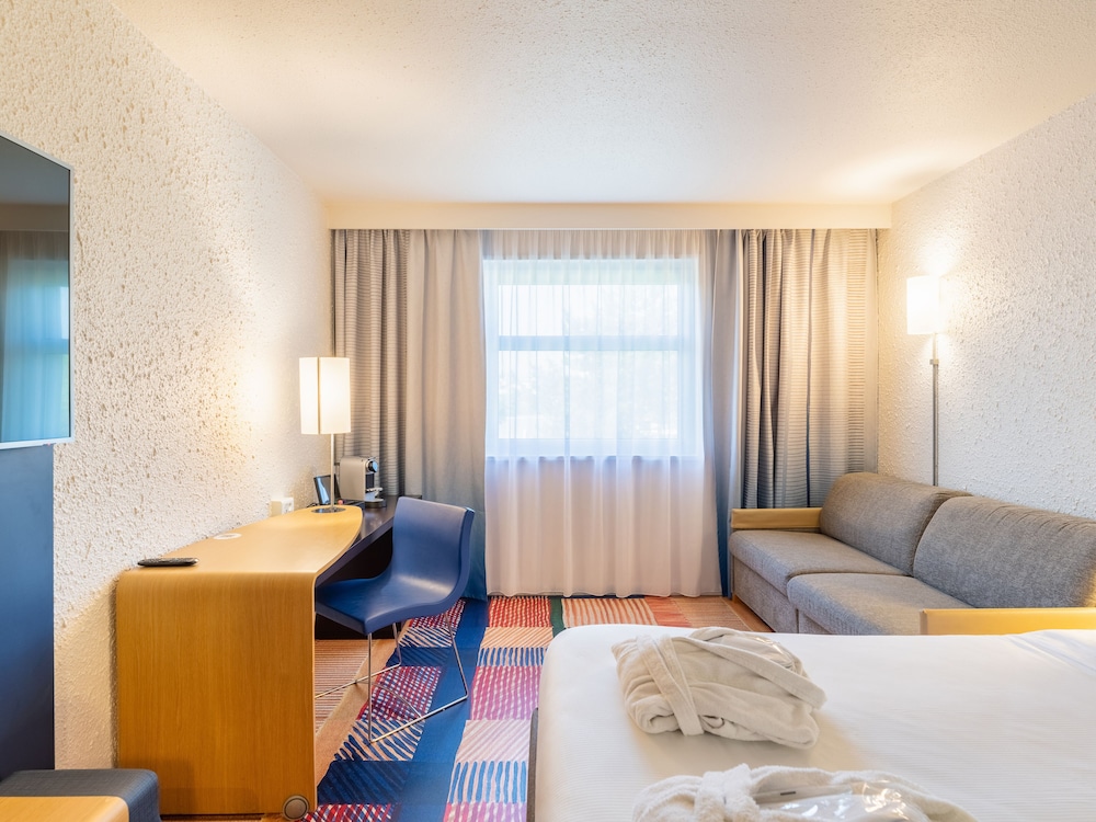 Standard Room, 1 Queen Bed with Sofa bed, Non Smoking photo 3