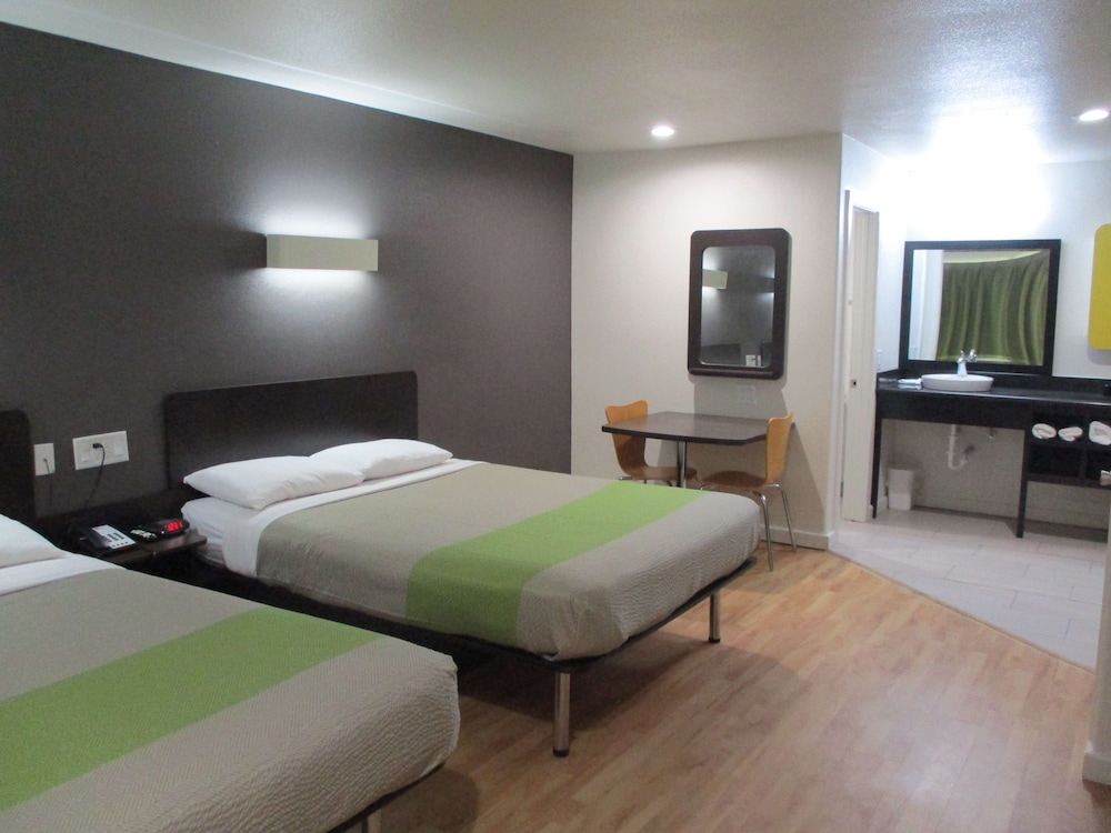 Deluxe Room, 2 Queen Beds, Non Smoking, Kitchenette - Photo 5