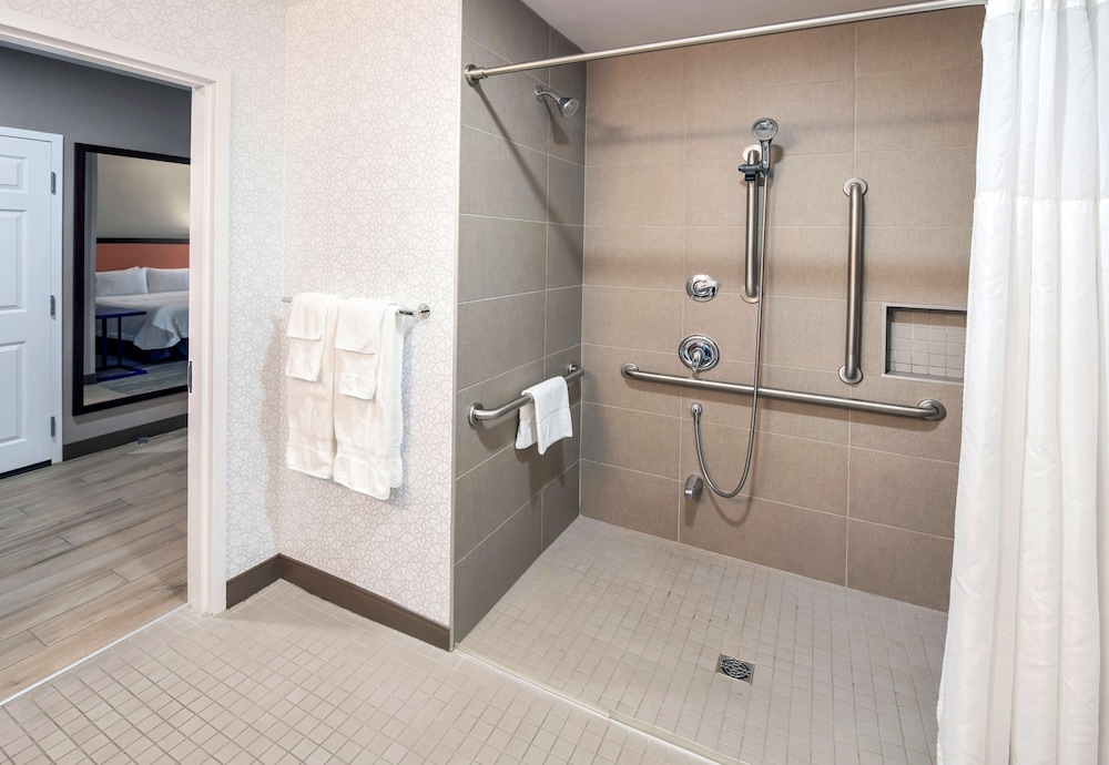 Room, 2 Queen Beds, Accessible, Non Smoking thumbnail 5