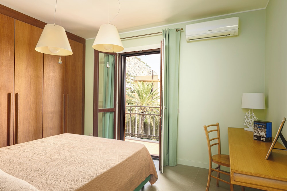 Apartment, Balcony