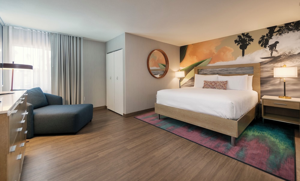 Premium Suite, 1 King Bed, Lanai, Pool View - Photo 2