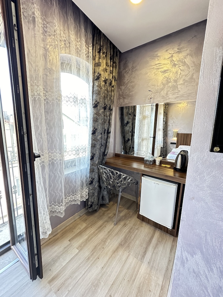 Superior Studio Suite, City View photo 3