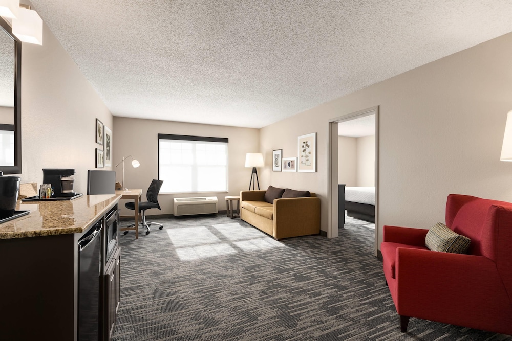 Suite, 1 King Bed, Non Smoking, Jetted Tub - Photo 6
